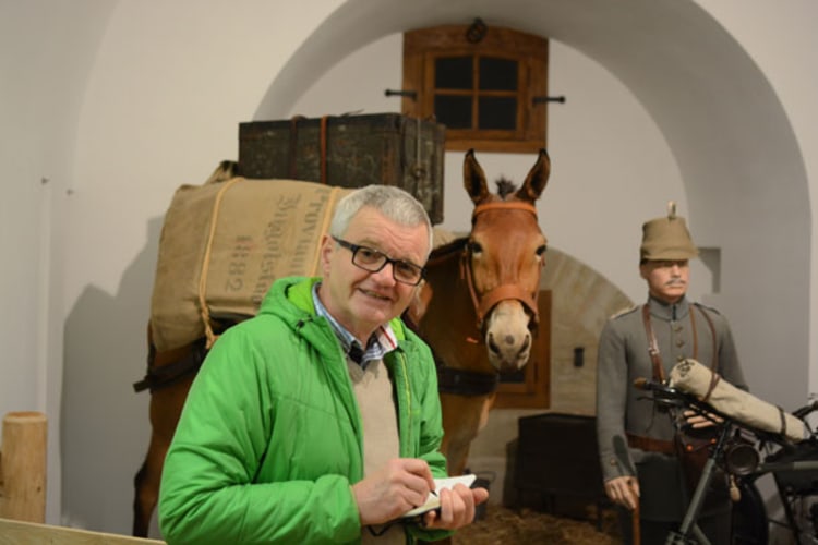 Bene Benedikt (links) bei der Recherche im Armeemueseum in Ingolstadt, in der Sonderschau "Die Alpen im Krieg - Krieg in den Alpen".