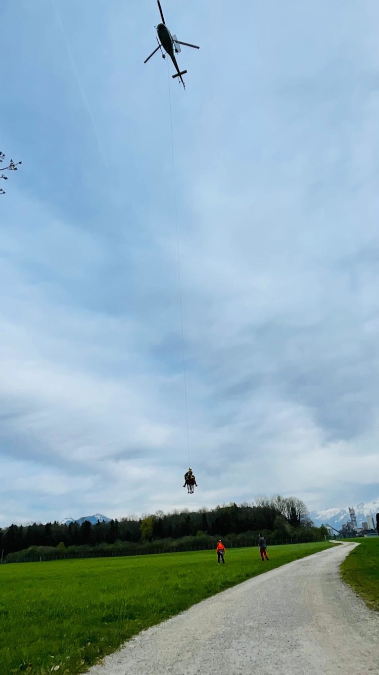<p>Taubergung durch den Polizeihubschrauber Libelle</p>
