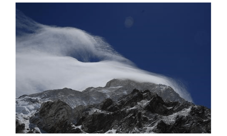 Kein gutes Zeichen: Der Gipfel des Makalu ist von einer Sturmhaube umhüllt.