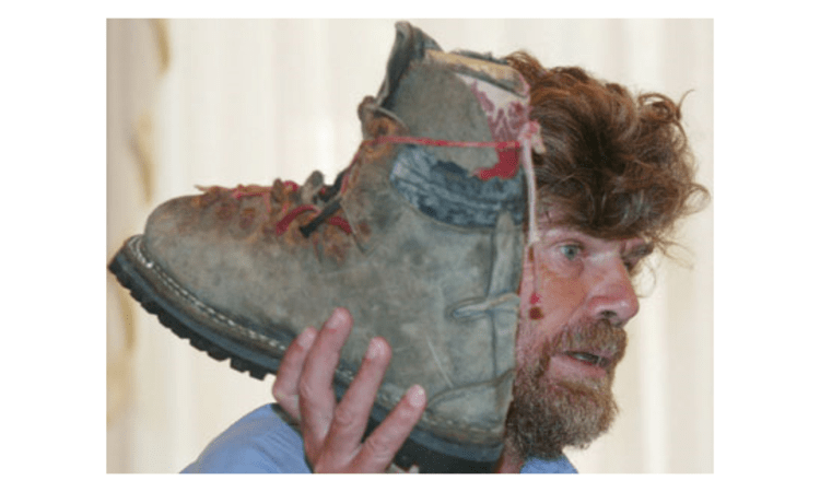 Reinhold Messner präsentiert den Schuh seines Bruders,