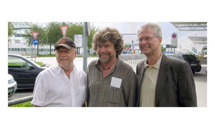 Aufbruch am Münchner Flughafen: Regisseur Joseph Vilsmaier, Bergsteiger Reinhold Messner und Produzent Chris Naumann (v. l.). Bild: dpa.