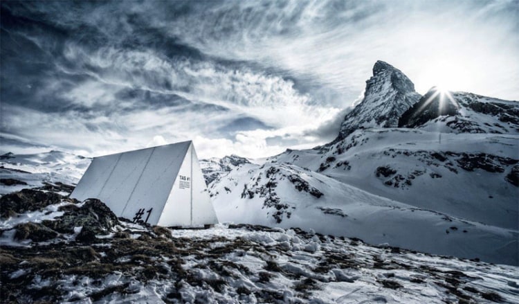 Ein Fall für die Polizei? Ein Zelt unterhalb des Matterhorns. Fotos: Gaudenzdanuser.com.