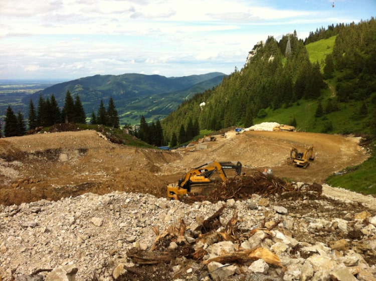 Kein schönes Bild: Baustelle des Schneekanonenstausees am Brauneck. Bild: Mountain Wilderness.