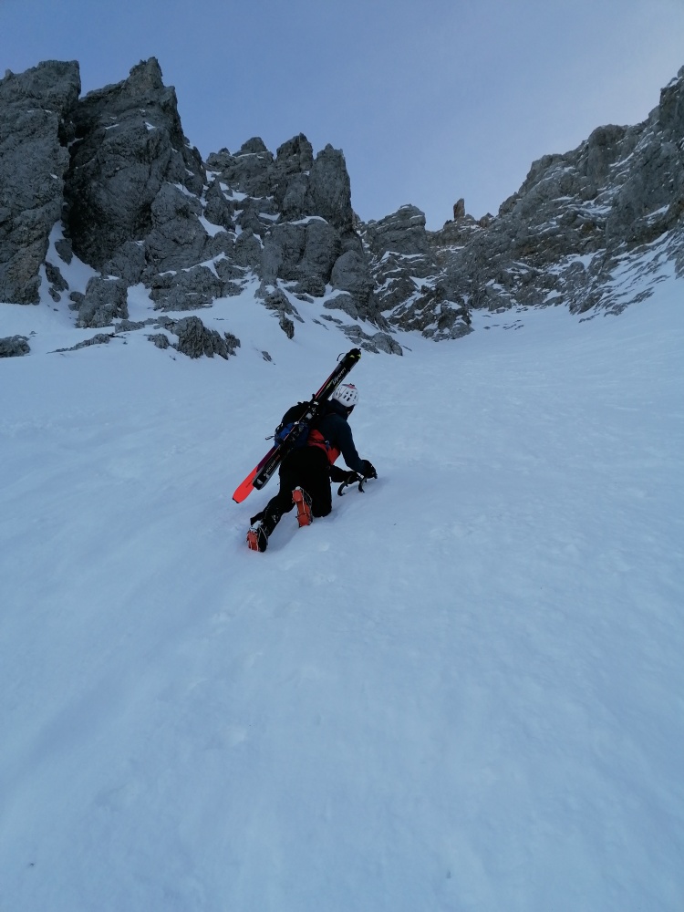 <p>Tobi plädiert für eine gesunde Selbsteinschätzung am Berg, gerade in schwierigen Touren. Hier sieht man ihn im frühen Aufstieg zur Tiefkarspitze.</p>