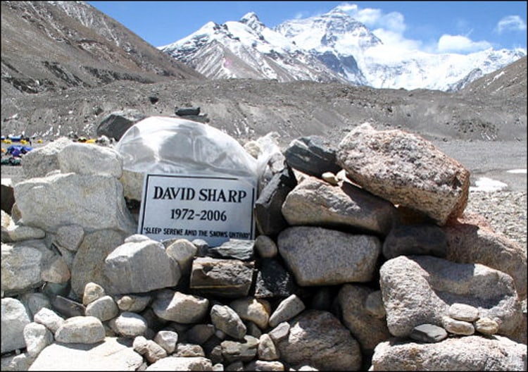 <p>Gedenkstein für den 2006 am Everest verstorben David Sharp.</p>