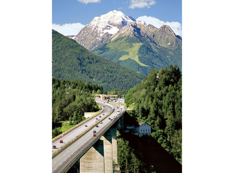Hoch über der Europabrücke der Brenner-Autobahn thront der Habicht wie ein Torwächter für das Stubaital.