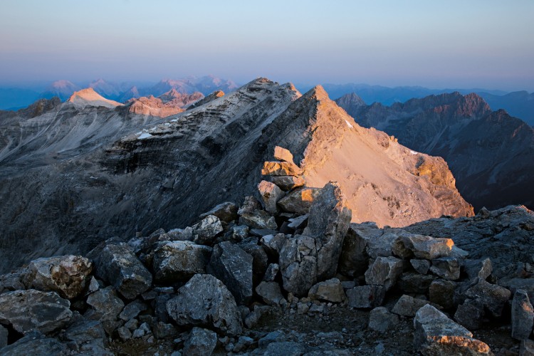<p>Sonnenaufgangsblick vom Gipfel der Birkkarspitze über die Ödkarspitzen und  die Seekarspitze ins westliche Karwendel.</p>