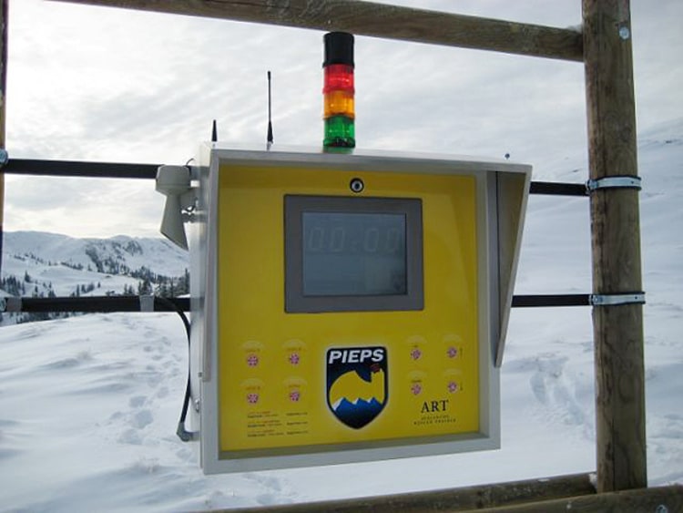 Schnee und Technik: Das ART-System bietet die Möglichkeit, den Umgang mit dem LVS-Gerät zu üben.