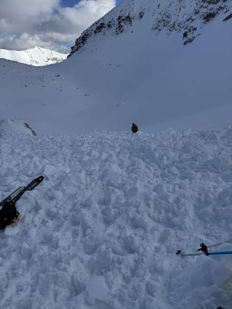 <p>Die Bergrettung an der Unfallstelle im Lawinenkegel.</p>