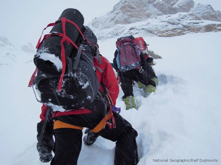 Tiefer Neuschnee macht das Vorankommen sehr langsam: Die ersten Meter nach Lager 1 im Aufstieg zum Einstiegscouloir. Bild: R. Dujmovits.