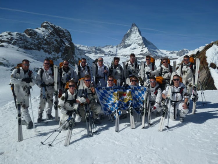 Zurück im Silbersattel: Freude der Soldaten über den Gipfelerfolg auf der Dufourspitze.