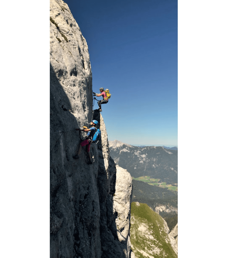 Sonnenschein und steile Felswände: Am Fünf-Gipfel-Klettersteig in Rofan.