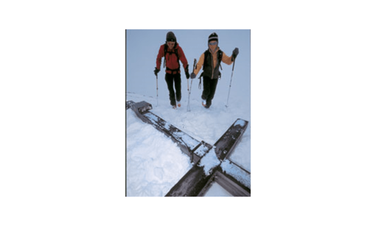 Im letzten Frühling lag das Gipfelkreuz am Widderstein im Schnee, ein Schneesturm hatte es abgerissen.
