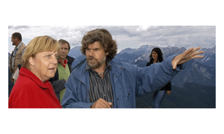 Gefragter Expterte: Reinhold Messner erklärt Angela Merkel bei einer Wanderung auf den Monte Rite am 05.08. die Gipfel der Dolomiten.