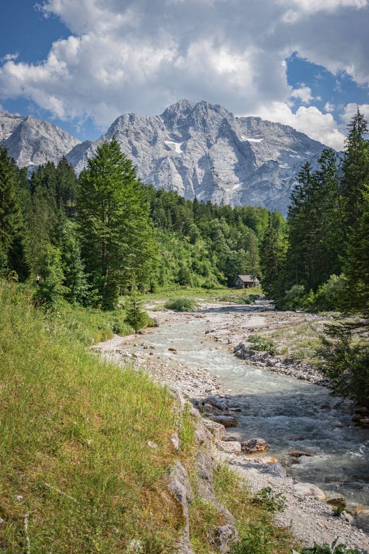 <p>Der Schermberg schirmt das Tote Gebirge mit seiner Nordwand vor dem Almtal ab.</p>