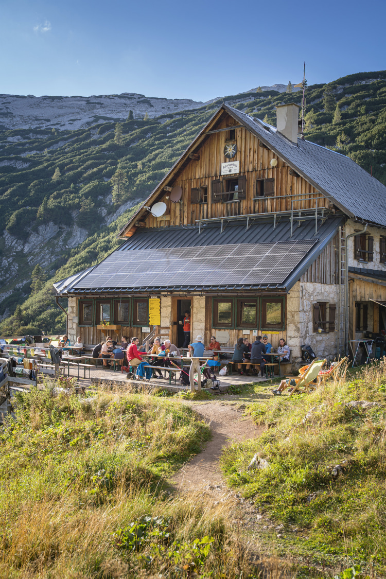 <p>Auf der Sonnenterrasse der Pühringer Hütte.</p>