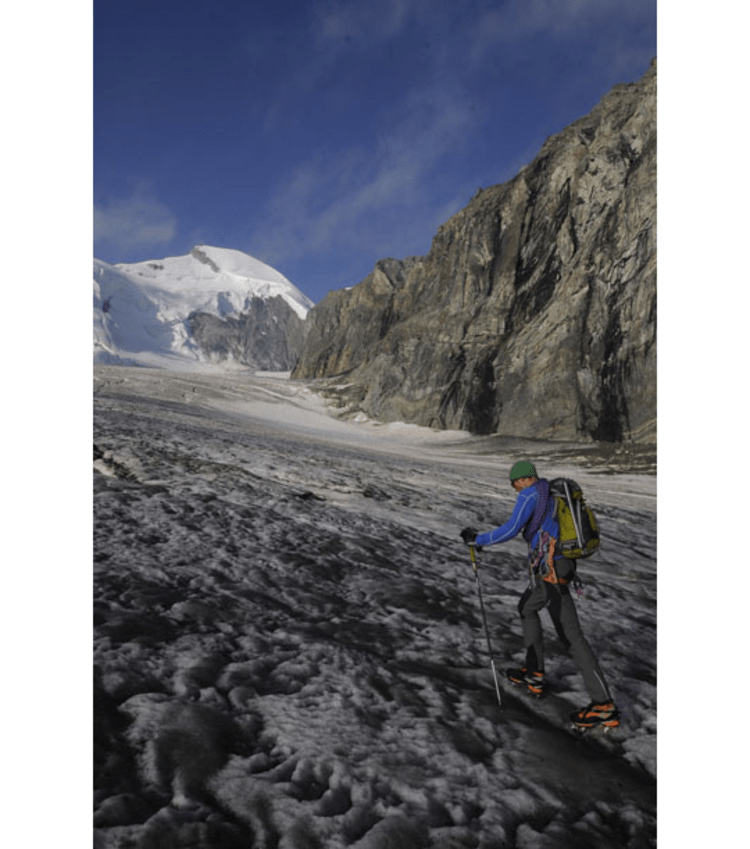 Kaltstart auf 3300 Metern Höhe: erste Schritte auf dem aperen Hohlaubgletscher.