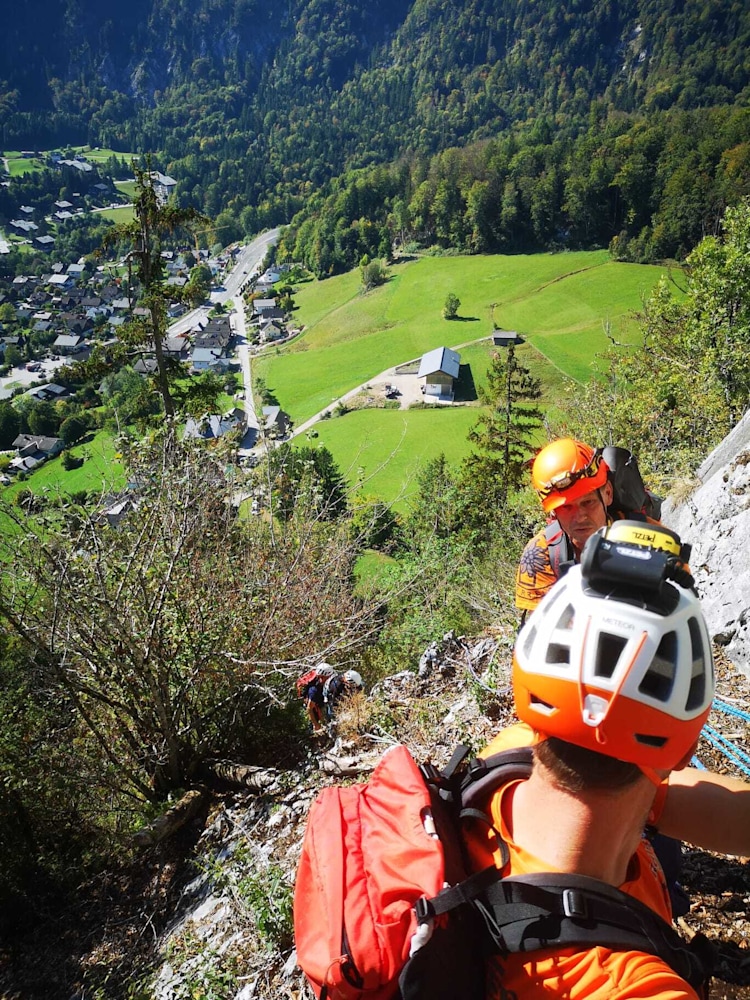 <p>Die Bergrettung St. Gilgen im Einsatz am Polmbergstein.</p>
