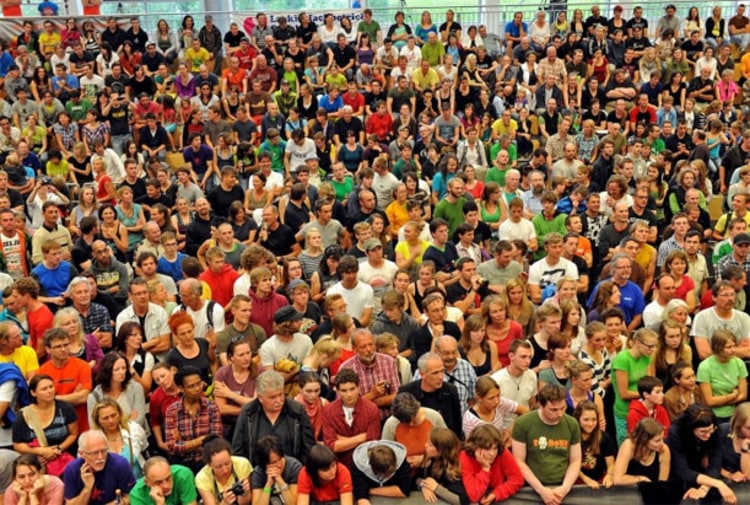 Wahnsinns Kulisse: Gut 1300 Menschen verfolgten das Bouldercup-Finale (Foto: Horst Linke / NN ).