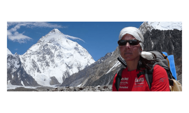 Am Broad Peak erfolgreich: Gerlinde Kaltenbrunner. Im Hintergrund: der K2. Bild: Ralf Dujmovits.