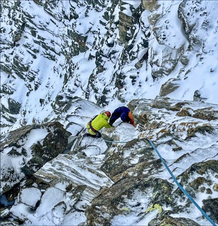 <p>Die Retter mussten sich zu den Bergsteigern abseilen und sie mittels Seilzugs zurück auf die Normalroute bringen</p>