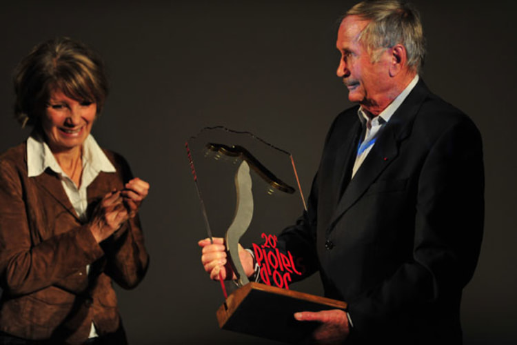 Sichtlich gerührter Preisträger: Robert Paragot mit seinem "Lifetime Achievement Award" (Foto: pioletsdor.org).