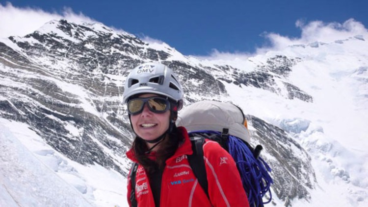 Im dritten Anlauf erfolgreich: Gerlinde Kaltenbrunner vor dem Lhotse.