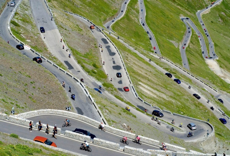 <p>Gewohntes Bild am Stilfserjoch: viel Verkehr mit Wanderern, Radfahrern und Autos.</p>