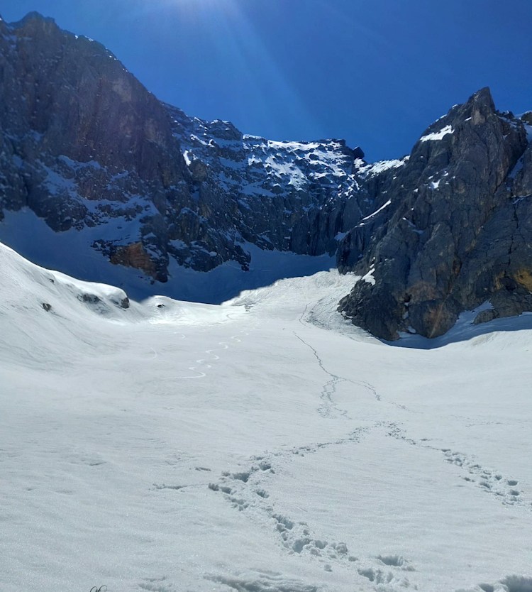 <p>Bild der Bergwacht Grainau: Zu sehen ist der noch dick eingeschneite Höllentalferner.</p>