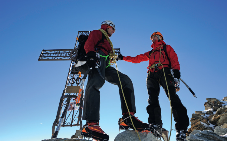 Für die Bergführer Tagesgeschäft, für die Gäste ein Lebenstraum – für beide ein Augenblick mit Gipfelglück.