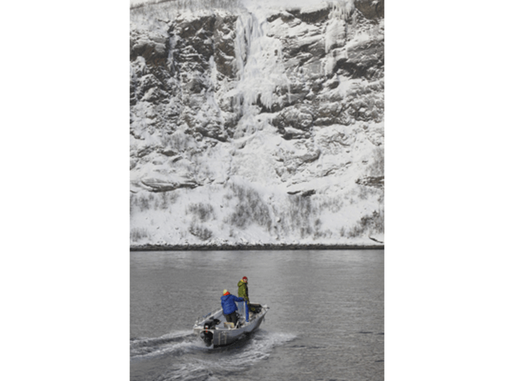 Mit dem Boot zum Wand: Albert Leichtfried & Benni Purner unterwegs zur nächsten Eisfall (Foto: Klaus Kranebitter).