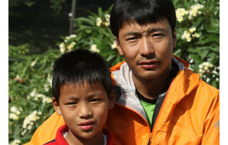 Will ganz nach oben: Tseten Sherpa mit seinem Vater Pemba Dorje (Foto: AFP).