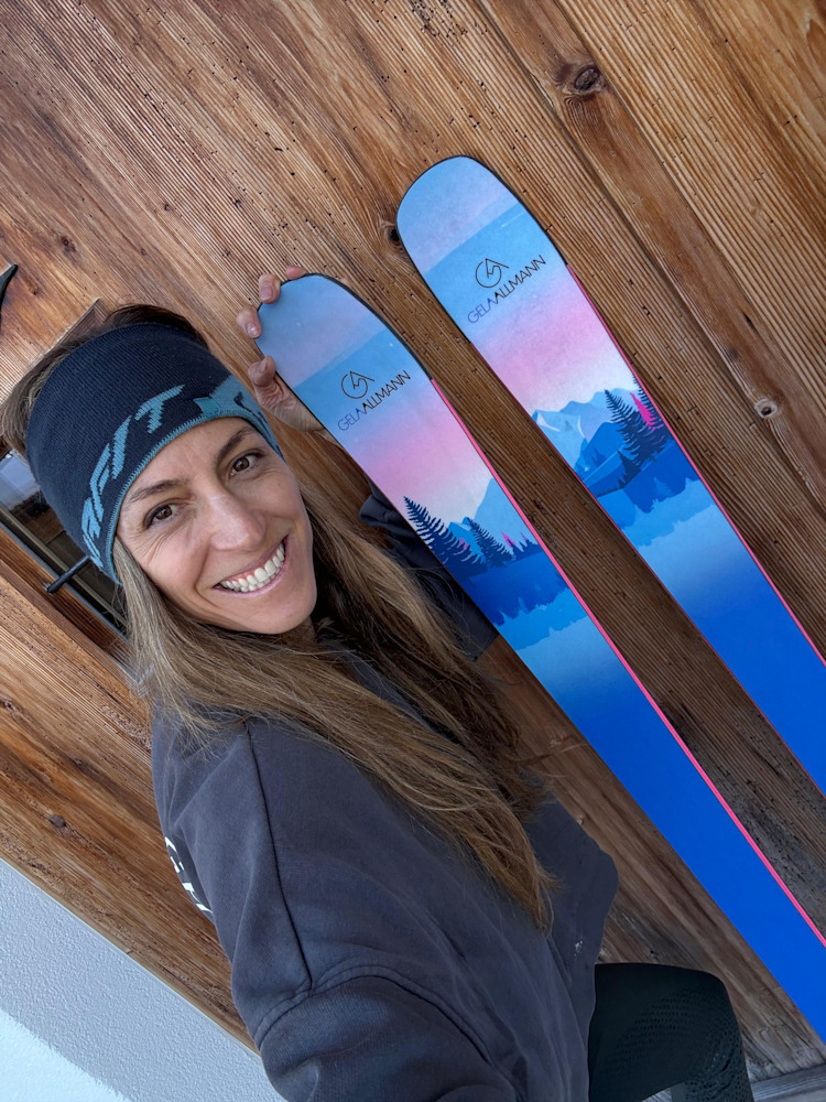 <p>ARD-Expertin Gela ist selbst Skibergsteigerin und im Winter sehr oft im Schnee unterwegs. </p>