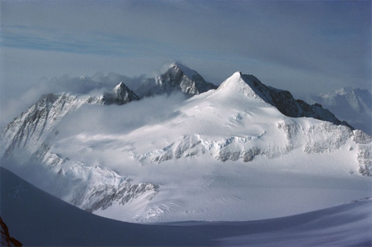 Gemeinsames Ziel: Der Mount Tyree (re.), zweithöchster Gipfel des antarktischen Kontinents (Foto: britannica.com)