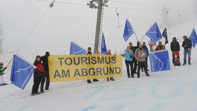 Flagge zeigen: Bereits 2012 protestierten Umweltschützer gegen die geplante Beschneiungsanlage (Foto: picture-alliance.com).