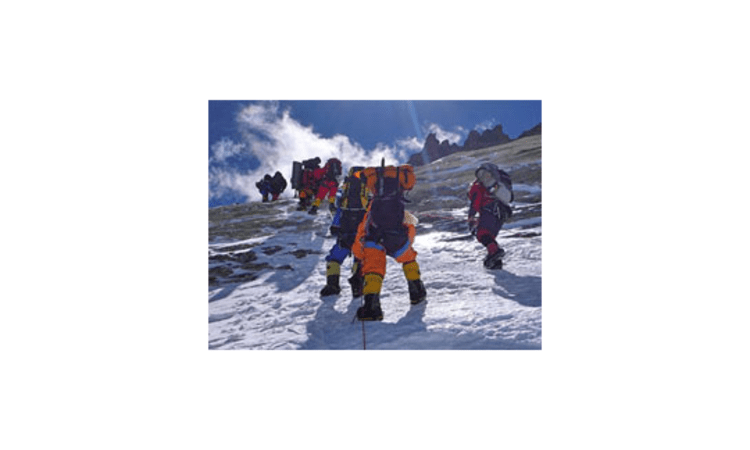 Gefährliche Hierachie? Bergsteiger im Himalya.