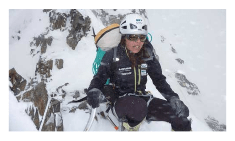 Gerlinde Kaltenbrunner im Aufstieg am K2.