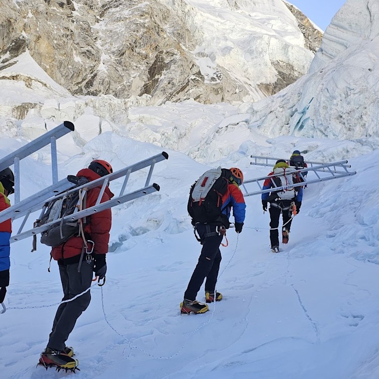 <p>Die Icefall Doctors vor ein paar Tagen bei der Arbeit</p>