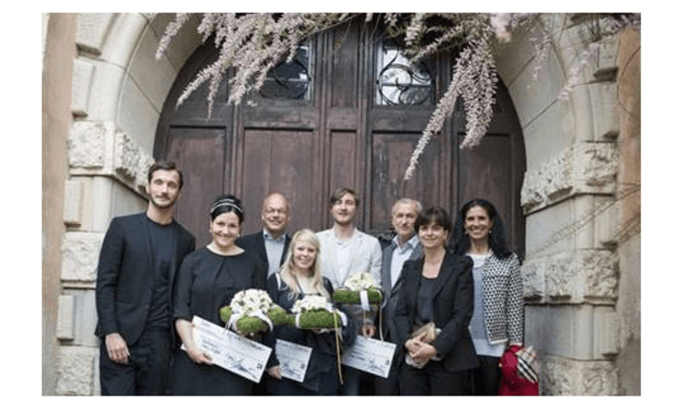 So sehen Gewinner aus: Fabian Herrmann (Mitte) freut sich über die Auszeichnung in der Kategorie Print und einen Scheck über 3.000 Euro (Foto: Südtirol Marketing).