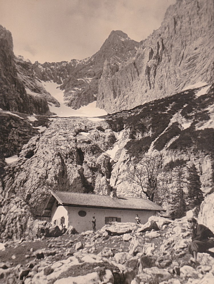 <p>Die Oberreintalhütte in den 1950er Jahren - schon immer ein Zentrum des Klettersports in Deutschland.</p>