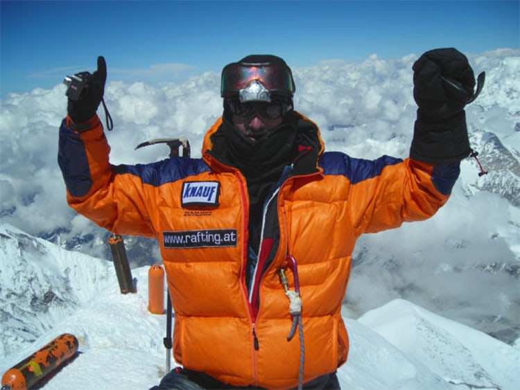 Der Schnellste auf allen Kontinenten: Christian Stangl (hier auf dem Everest) revolutioniert das Bergsteigen. Bild: Christian Stangl.