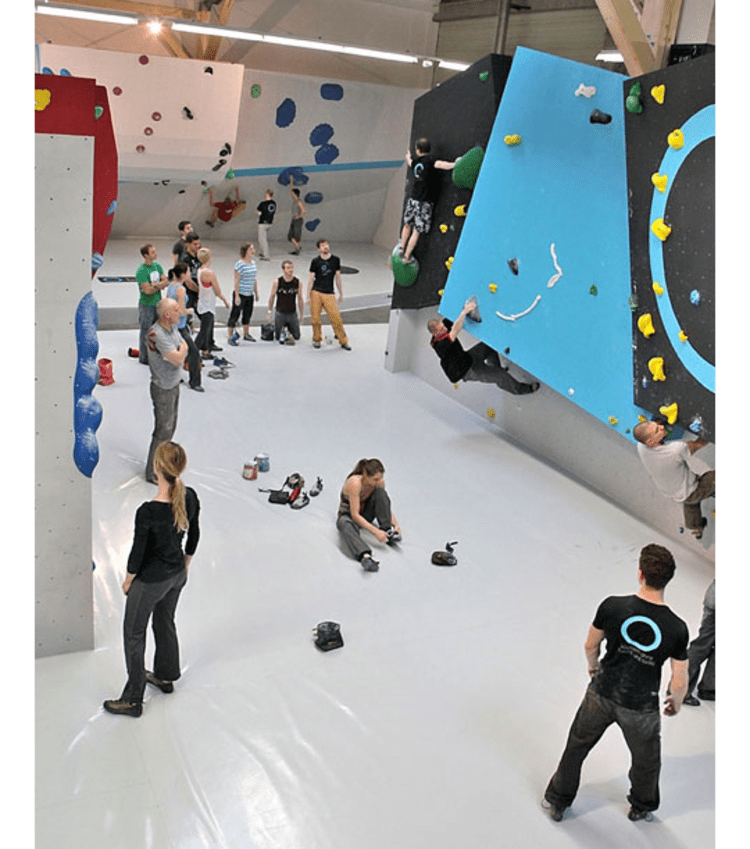 Viel Platz und viel Spaß bietet die neue Boulderhalle in Regensburg.