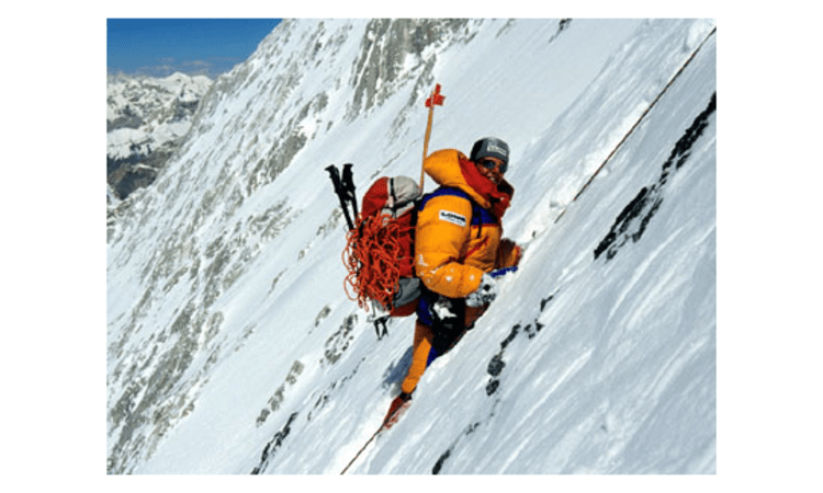 Gerlinde Kaltenbrunner im Aufstieg am Gasherbrum I auf 7000m nach Lager III. Bild: Ralf Dujmovits.