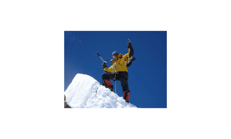 Ein Expeditionsteilnehmer am höchsten Punkt. Bild: Amical Alpin.