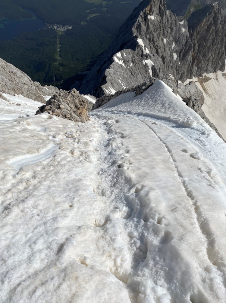 <p>Zwischen Irmerscharte und Gipfel sind kurze aber eher unkritsche Bereiche in denen das Drahtseil noch unter dem Schnee ist.</p>