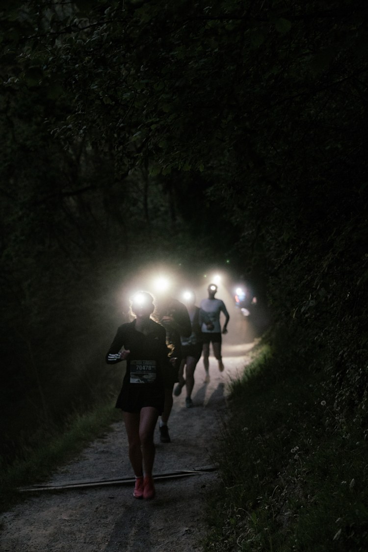 <p>Kurz nach Mitternacht zieht sich eine Kette aus Stirnlampen durch den Wald oberhalb von Innsbruck.</p>