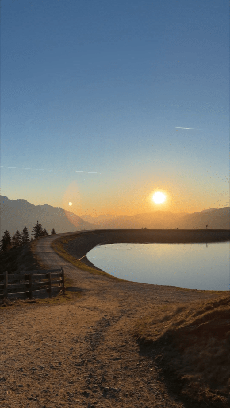 <p>Here comes the sun: Sonnenaufgang auf Höhe der Mutterer Alm.</p>