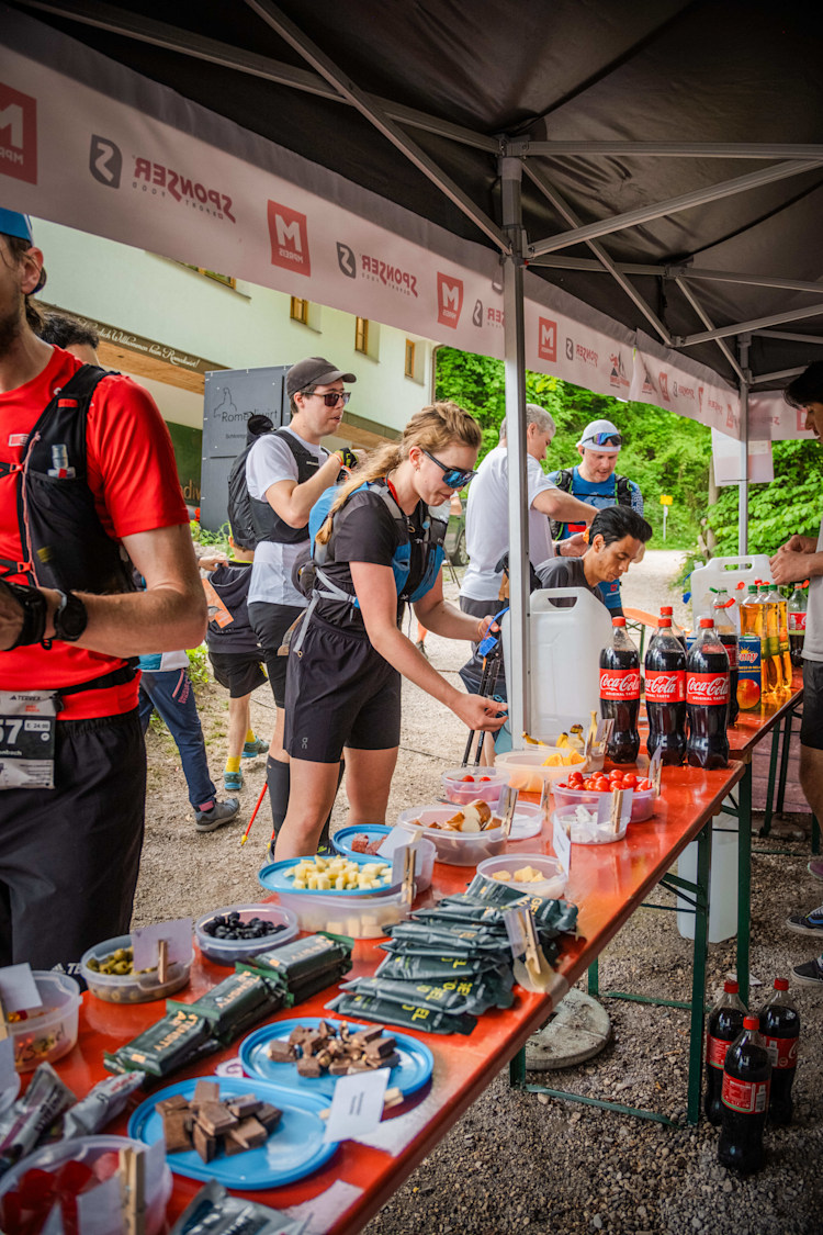<p>Zwischen Bouillon, Cola und Kaiserschmarrn wird die Verpflegungsstation kurz zum wichtigsten Ort des Tages.</p>