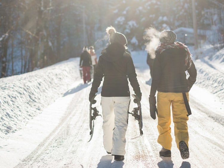 <p>Bestens gerüstet für jedes Gelände: Wenn die Pfade tiefer verschneit sind, erweitern Schneeschuhe den Radius abseits geräumter Trassen.</p>