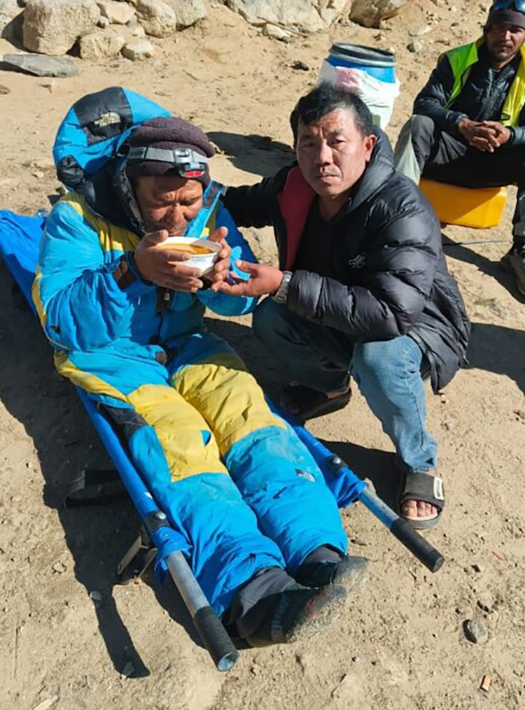 <p>Nach seiner Rettung im Basecamp: Hillary Dawa Sherpa.</p>